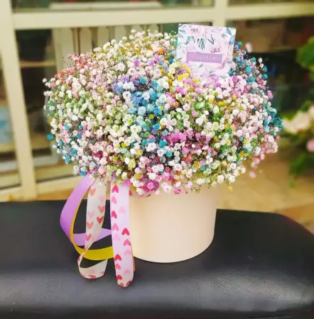 Букет из радужной гипсофилы в шляпной коробке