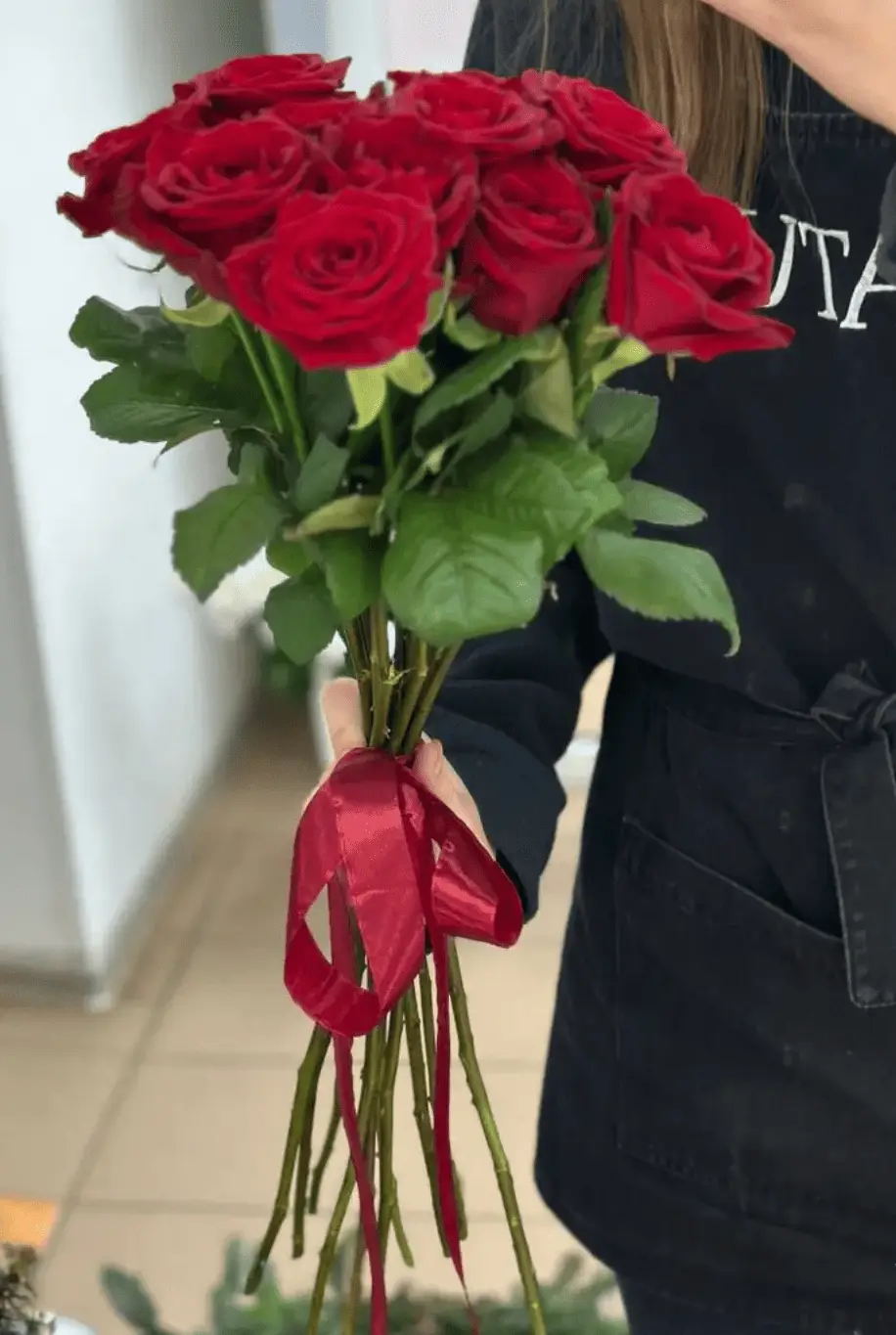 Букет из 11 красных роз под ленту