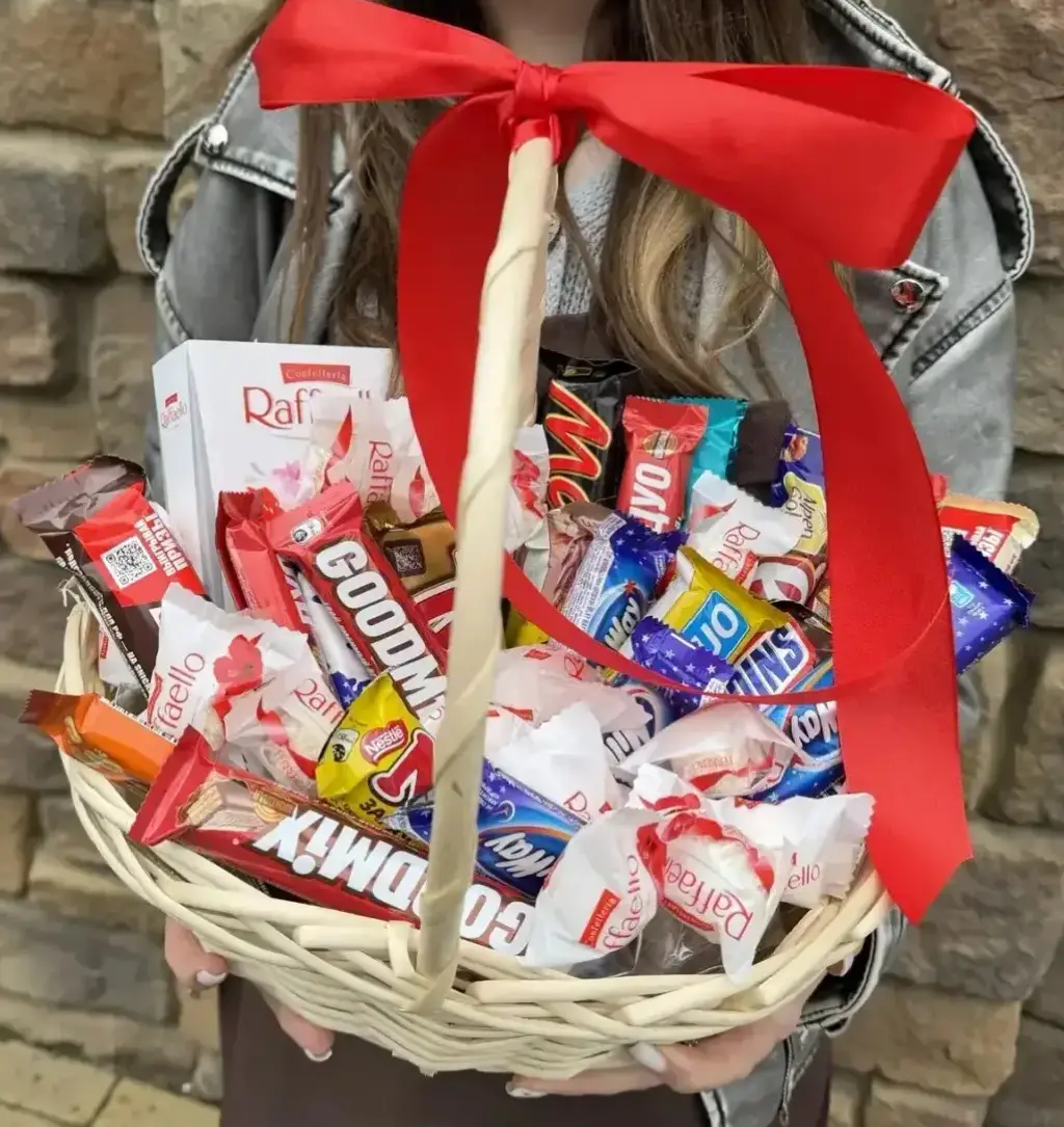 Сладкая корзина с шоколадными батончиками