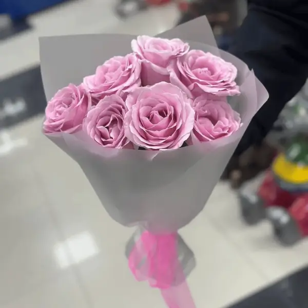 Букет из 7 розовых роз в упаковке