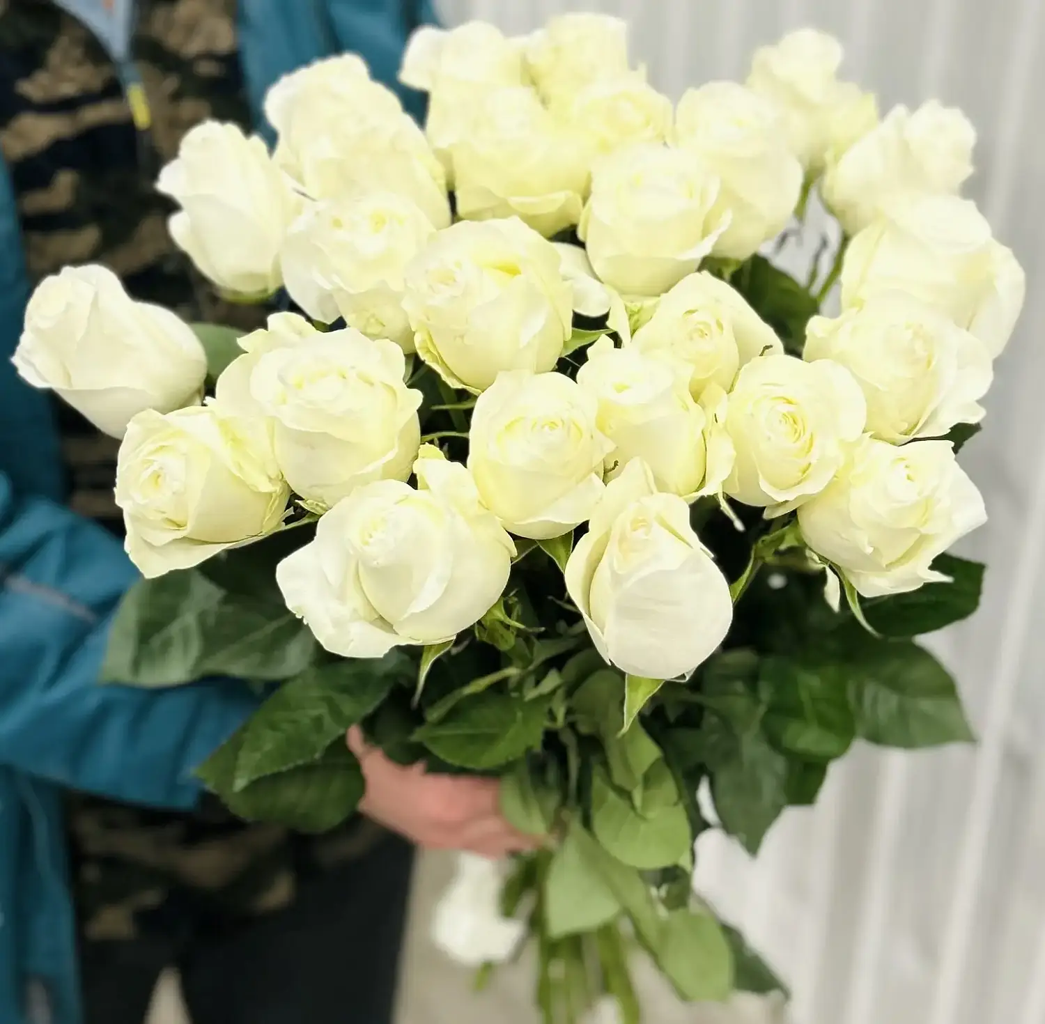 Букет из белых роз под ленту