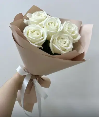 Букет из 5 белых роз