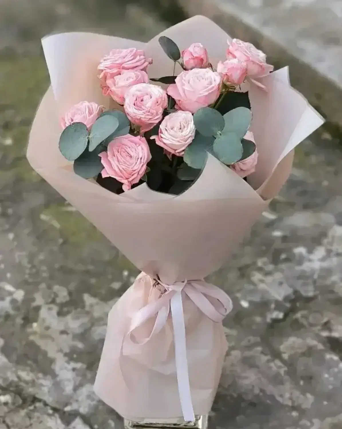 Букет из 3 розовых кустовых роз с эвкалиптом