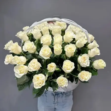 Корзина из 51 белой розы