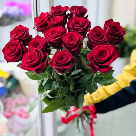 Букет из 15 красных роз под ленту